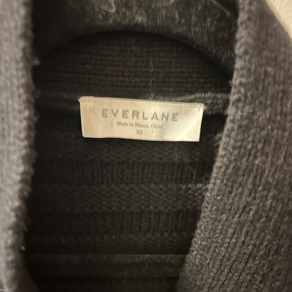 Everlane wool-cashmere V-neck cardigan - Picture 3 of 4